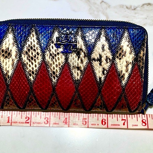 TORY BURCH Taylor Zip
Continental Wallet In Royal Navy
Printed Snake Print - Picture 2 of 7